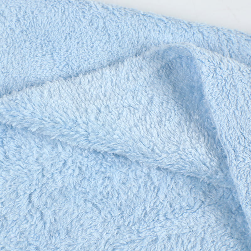 How do no lint towels contribute to minimizing contamination and maintaining hygiene standards in food processing industries?